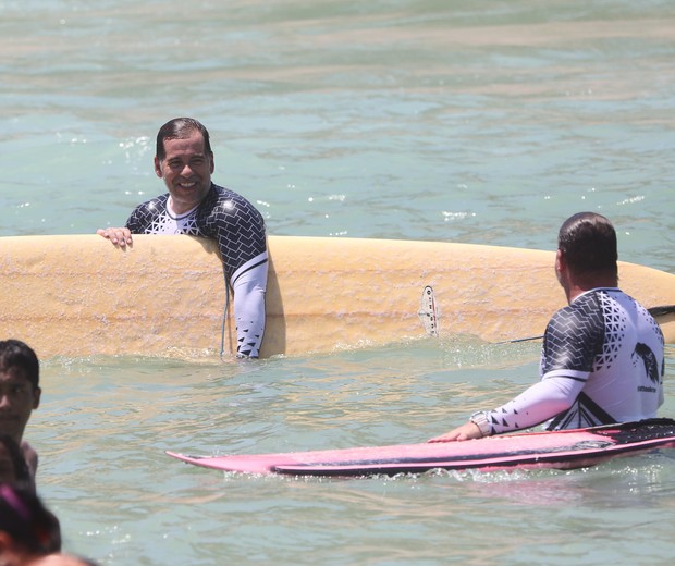 Leandro Hassum faz aula de surfe com o professor Rodrigo Robini no Rio (Foto: Dilson Silva/AgNews)