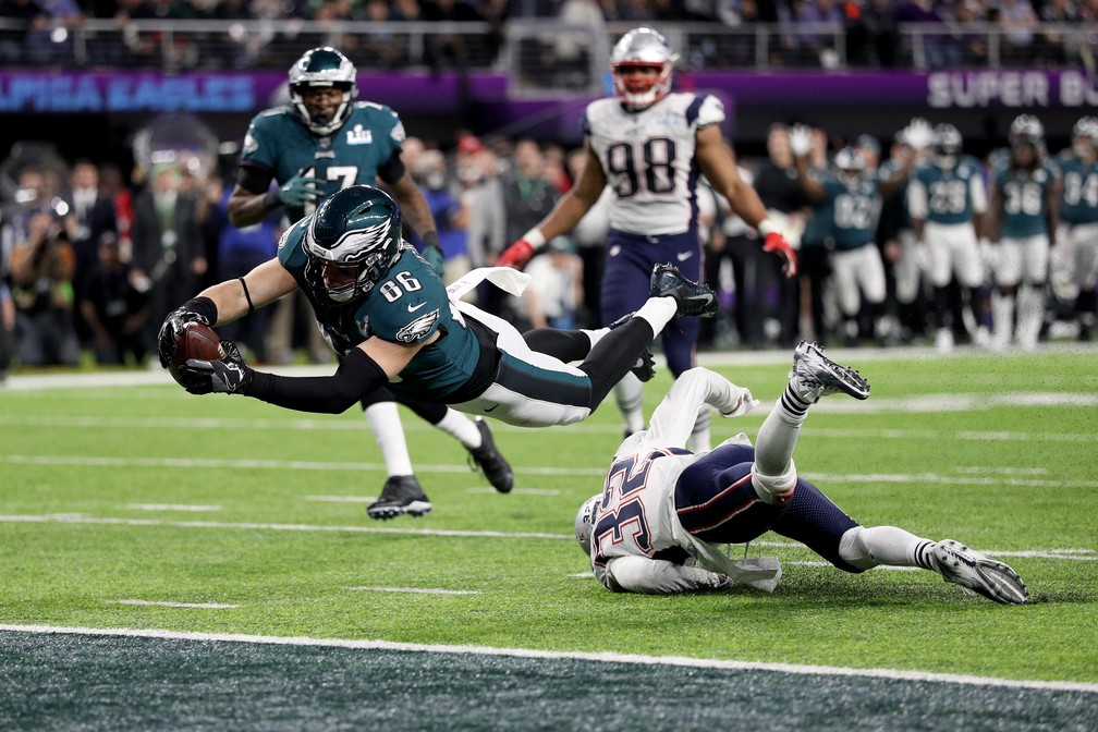 Zach Ertz voa para fazer o touchdown que deu o título aos Eagles (Foto: Patrick Smith/Getty Images)