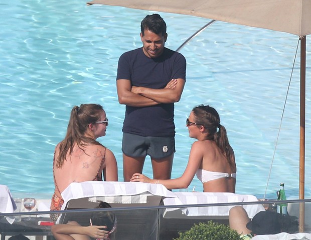 Alicia Vikander em piscina de hotel carioca com amigos (Foto: AgNews)