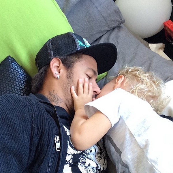 Neymar em momento de carinho com o filho, Davi Lucca (Foto: Reprodução/Instagram)