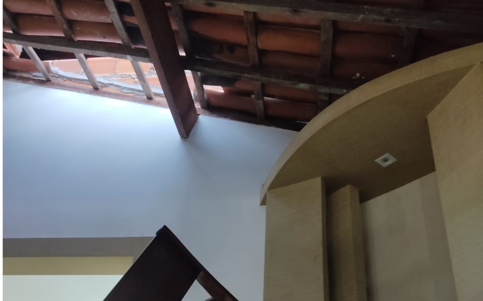 Suspeitos arrombaram a telha e furtaram materiais no templo em Jardim das Margaridas  — Foto: Reprodução/TV Bahia