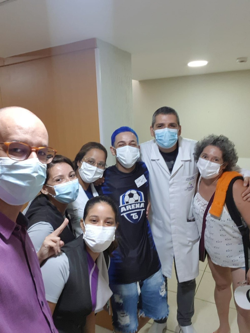 &Uacute;ltima quimioterapia do Jo&atilde;o Victor junto da m&atilde;e e equipe m&eacute;dica &mdash; Foto: Arquivo pessoal