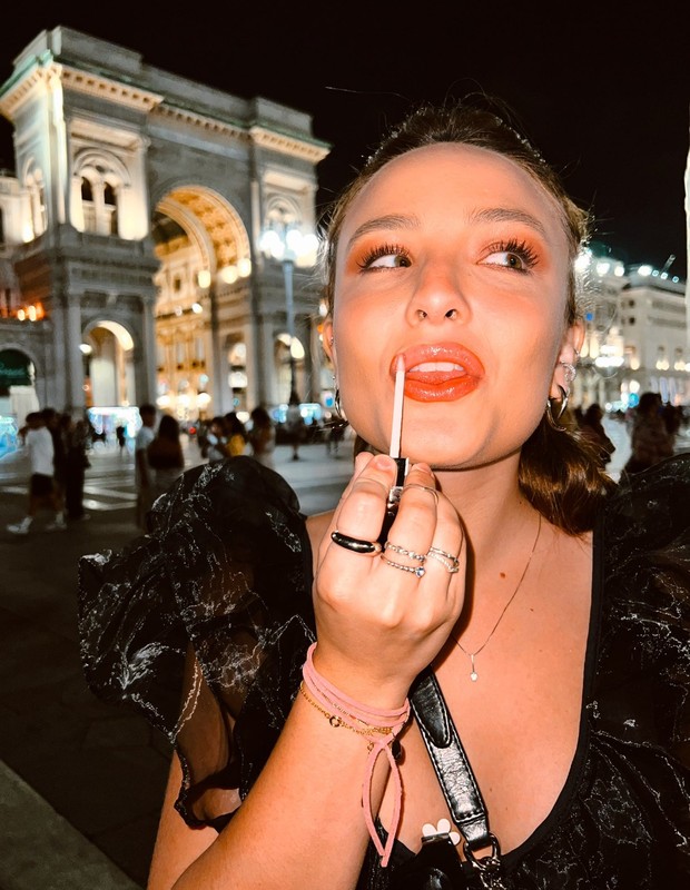 Larissa Manoela faz passeio noturno por Milão (Foto: Reprodução)
