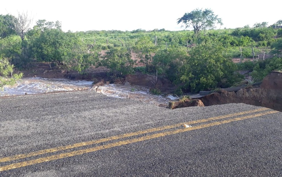 Trecho da rodovia SE-315 cede ap&oacute;s chuvas &mdash; Foto: PMSE/Divulga&ccedil;&atilde;o