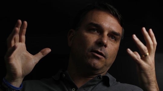 Bolsonaro inelegível seria interferir na democracia, diz Flávio Bolsonaro a jornal