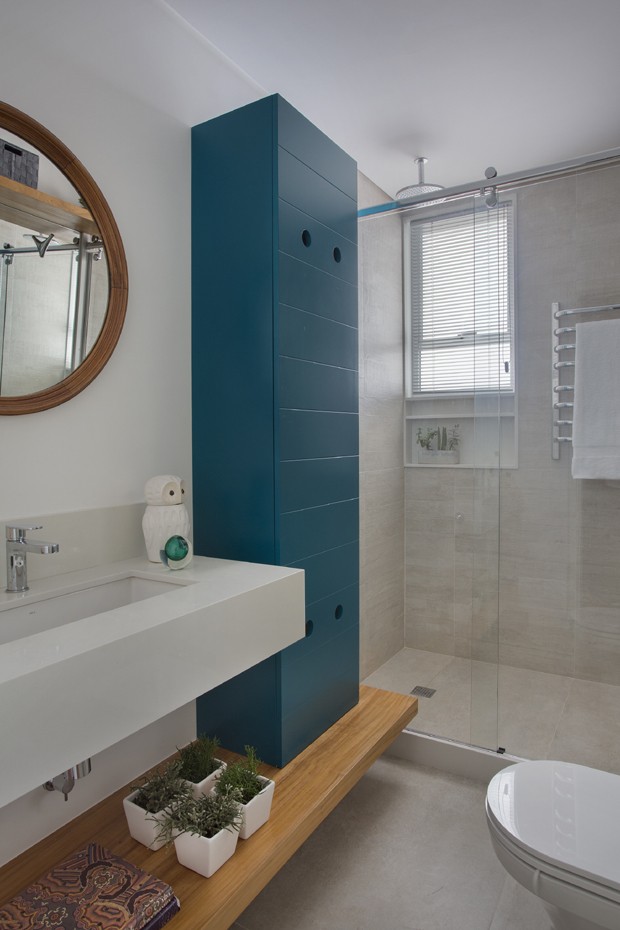 banheiro-porcelanato-armário-azul (Foto: Juliano Colodeti – MCA estúdio)