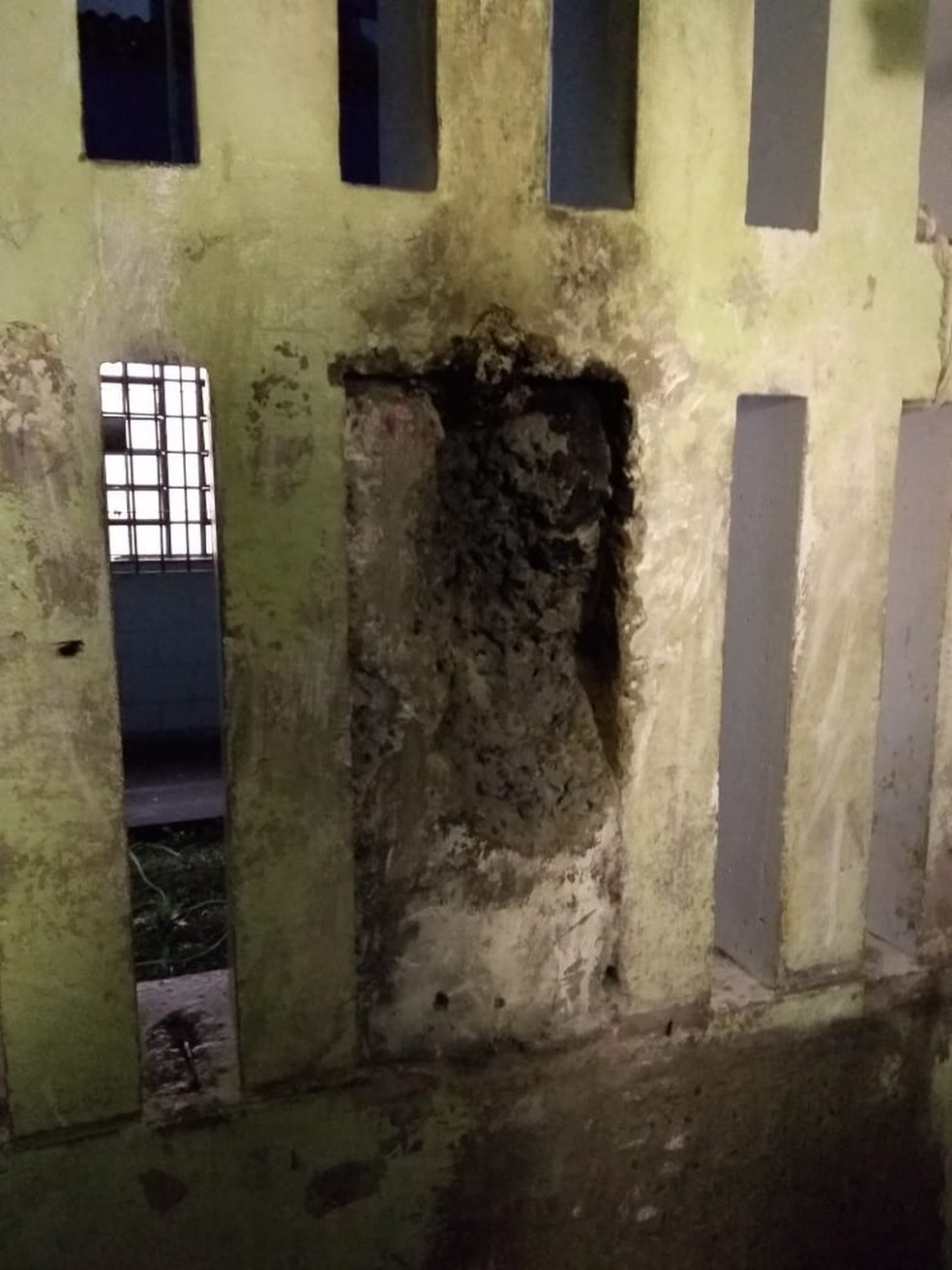 Presos estavam próximos de acessar área externa de bloco da Penitenciária de Francisco Beltrão, segundo a PM — Foto: PM/Divulgação