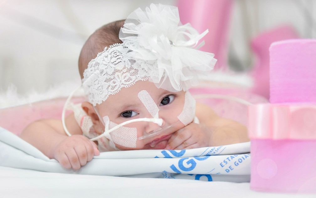 Rebeca Félix Oliveira do Nascimento comemorou 4 meses de vida em UTI do Hugol — Foto: Divulgação/Hugol