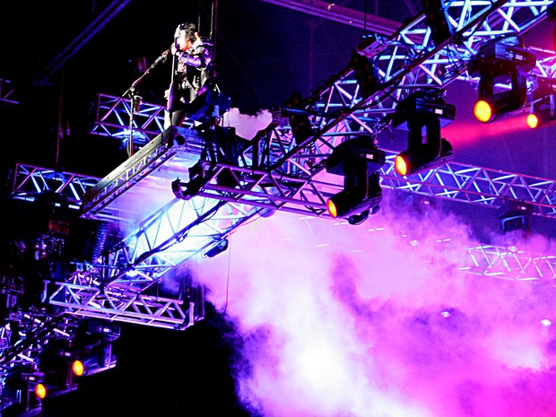 Gene Simmons sobe a 10 metros de altura durante show do Kiss em Brasília (Foto: Gustavo Schuabb/G1)