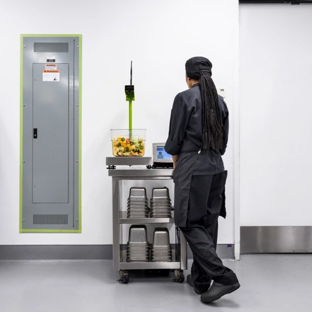 No novo sistema, uma máquina registra o peso e a quantidade de alimentos desperdiçados (Foto: Google/ Reprodução)