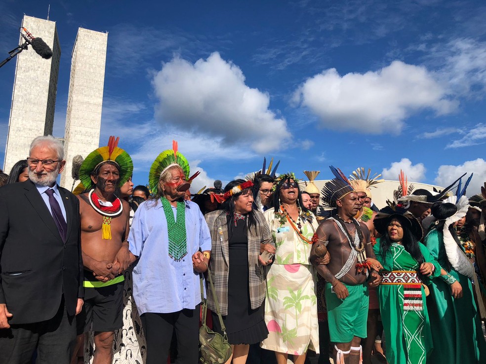 Indígenas no gramado em frente ao Congresso celebram criação da frente parlamentar e dão início ao acampamento Terra Livre — Foto: Paloma Rodrigues/ TV Globo
