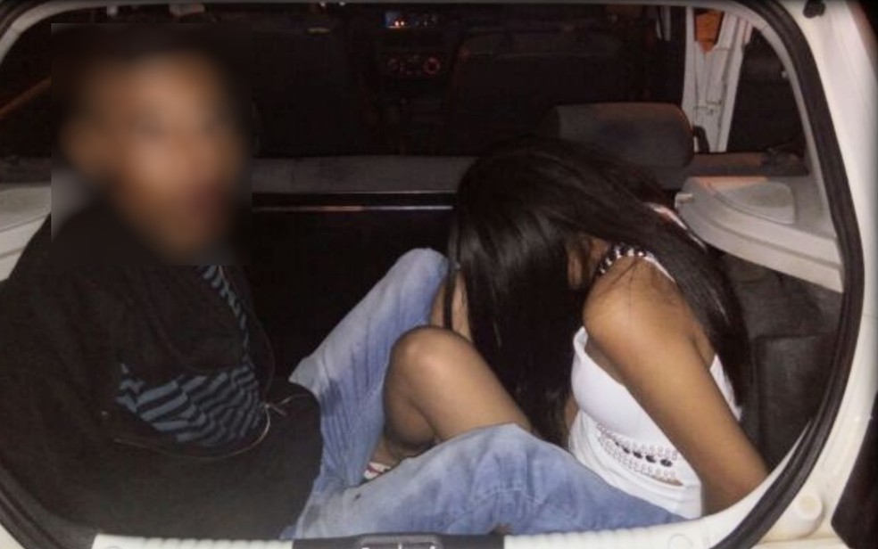 Casal foi preso com arma de fogo e carro roubado em Goiânia, Goiás (Foto: GCM/Divulgação)