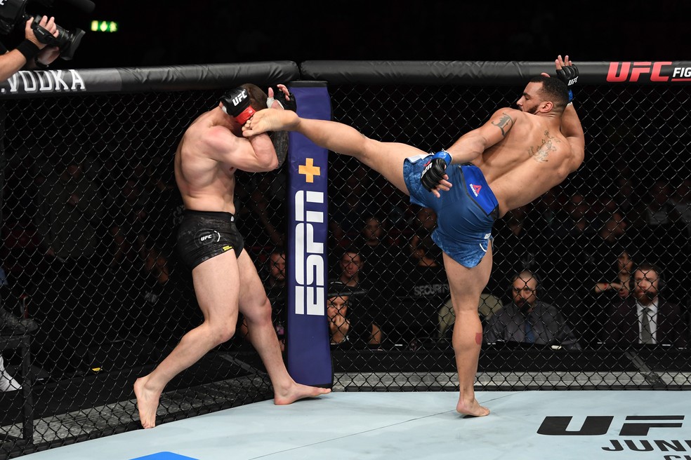 Devin Clark acerta um chute alto em sua vitÃ³ria sobre Darko Stosic no UFC Estocolmo â?? Foto: Getty Images