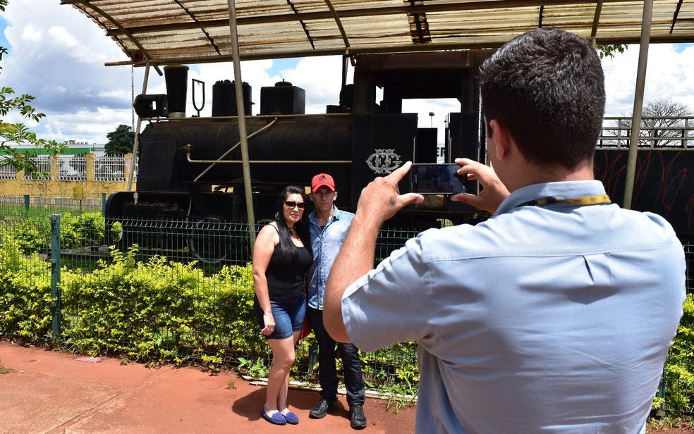 Jeander Ferreira de Oliveira leva Márcia Lilian Vieira da Silva para conhecer a Estação Ferroviária, em Goiânia, Goiás (Foto: Paula Resende/ G1)