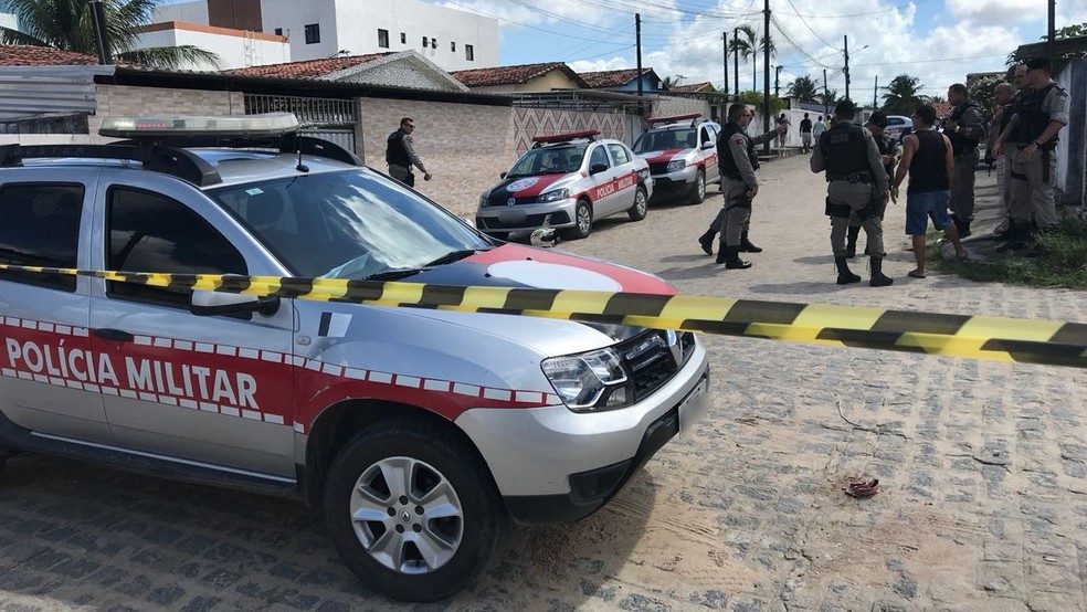 ApÃ³s fugir de cerco, homem invadiu casa de policial militar, em JoÃ£o Pessoa, e foi morto a tiros (Foto: Walter Paparazzo/G1 )