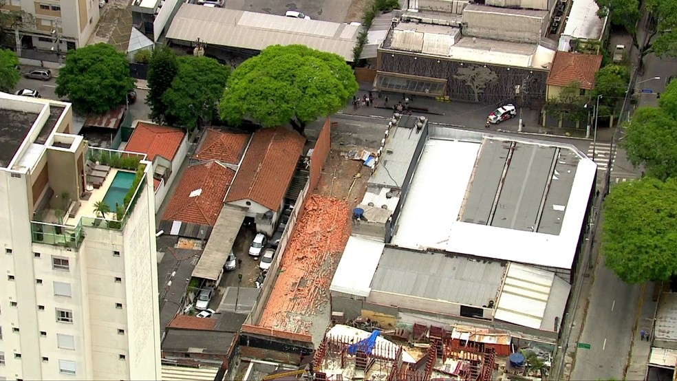 Muro desaba na Vila Olímpia — Foto: Reprodução/TV Globo