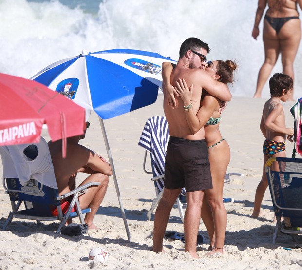 Juliana Paes curte praia do Rio com o marido e os filhos (Foto: AgNews/Dilson Silva)