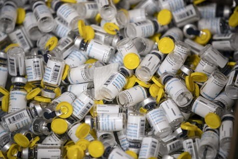 Ampolas usadas de vacina contra varíola dos macacos (Foto: EPA via Agência ANSA)