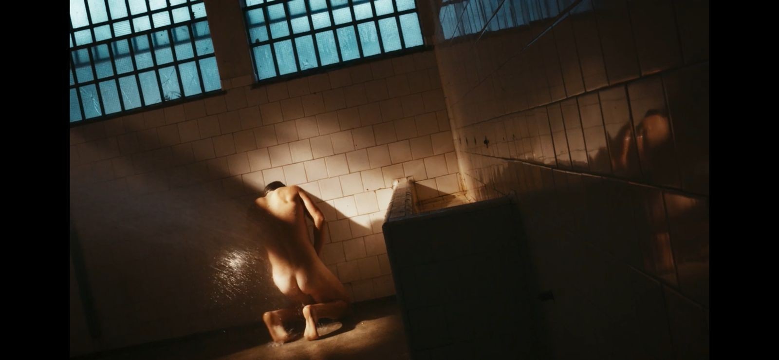 Diego, personagem de Nicolas Prattes, aparece nu em cena de banho na prisão no terceiro capítulo. Ele vai para a cadeia por um crime que não cometeu— Foto: Reprodução/TV Globo