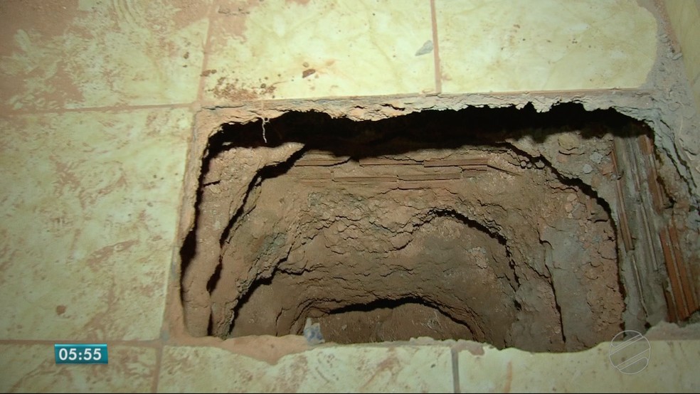 Polícia descobre túnel em casa que daria acesso à Penitenciária Central do Estado, em Cuiabá (Foto: TV Centro América)