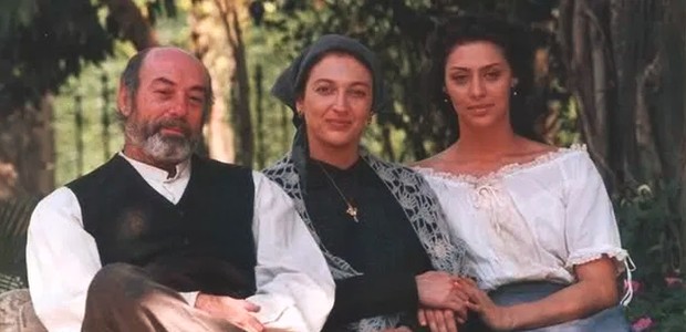 Débora Olivieri entre Mário César Camargo e Maria Fernanda Cândido em Terra Nostra (1999) (Foto: TV Globo)