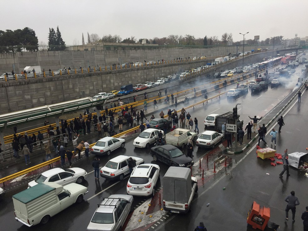 Protesto de motoristas para rodovia contra aumento do preço da gasolina em Teerã neste sábado (16) — Foto: Nazanin Tabatabaee/Wana (West Asia News Agency) via Reuters