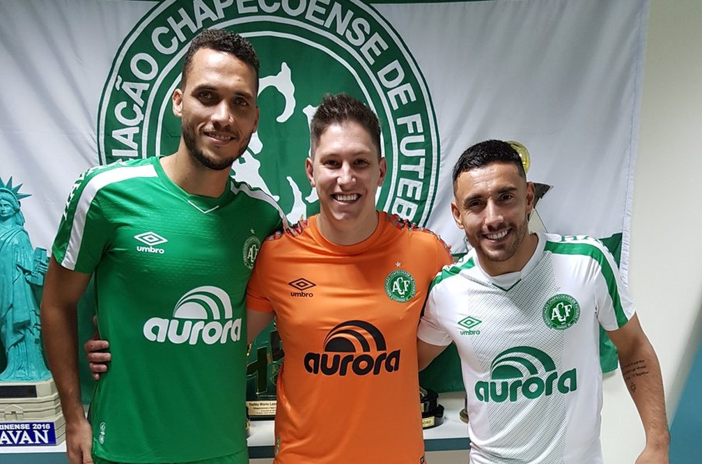 Fotos Com Neto Ruschel E Follmann Como Modelos Chape Lanca Novo Uniforme Chapecoense Ge