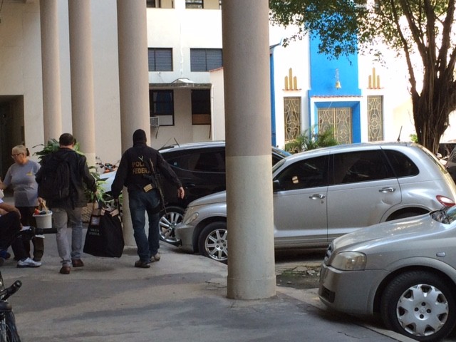 Agentes entram na sede da PF com malotes apreendidos na Eletronuclear (Foto: Matheus Rodrigues/G1)