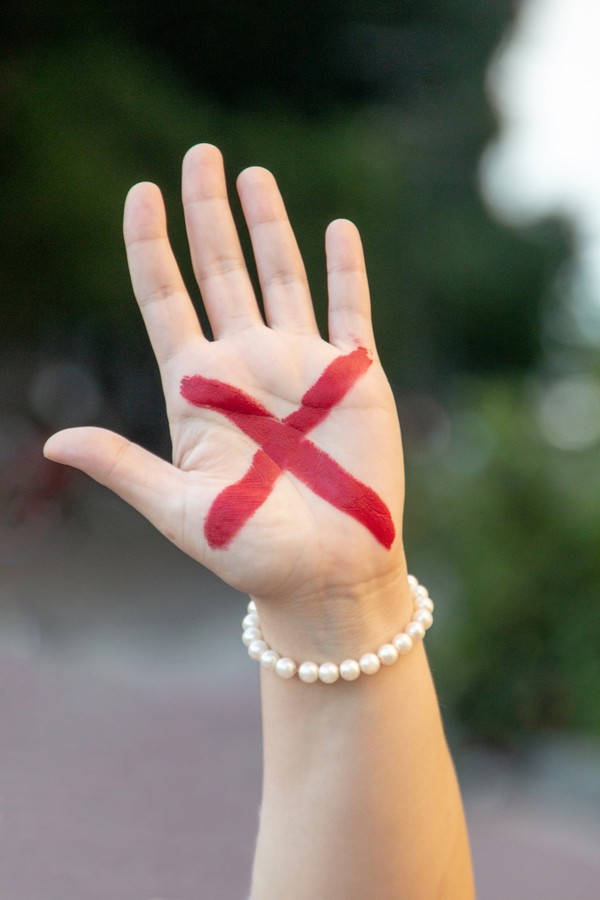 female hand with red x, symbolizing the campaign against domestic violence in Rio de Janeiro in Brazil. (Foto: Getty Images/iStockphoto)