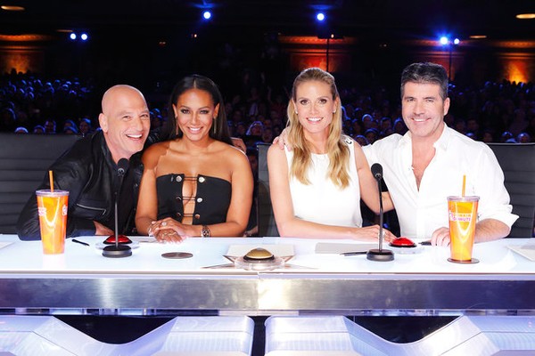 Simon Cowell, Mel B, Heidi Klum e Howie Mandel na bancada do The X-Factor (Foto: Divulgação)
