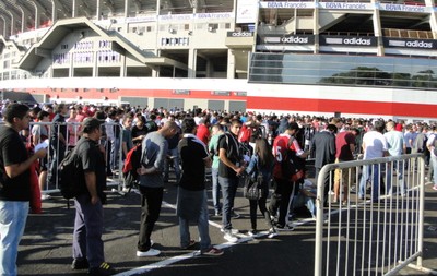 Torcida do River lota o Monumental para retirar ingressos de jogo na quinta
