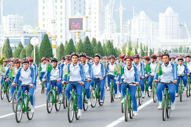A pedalada do Dia Mundial da Saúde é um símbolo importante para o governo do Turcomenistão (Foto: MIGRATION.GOV.TM, via BBC News Brasil)