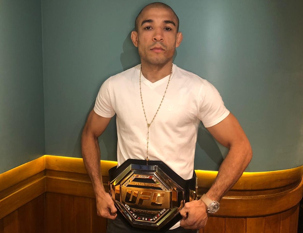 José Aldo coloca o novo cinturão do UFC — Foto: Ana Hissa