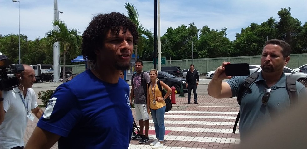 Willian Arão em visita ao hospital — Foto: Guilherme Oliveira / GloboEsporte.com