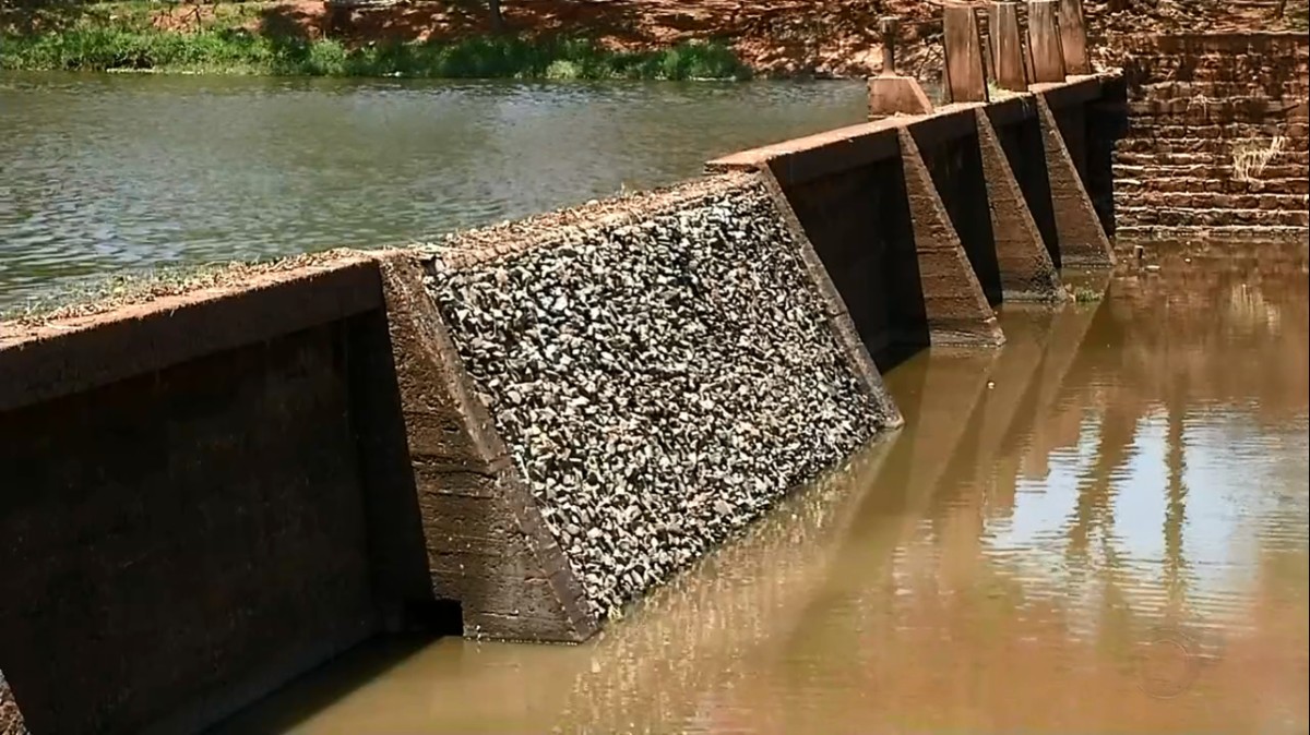 Estiagem faz vertedouro da Represa Municipal