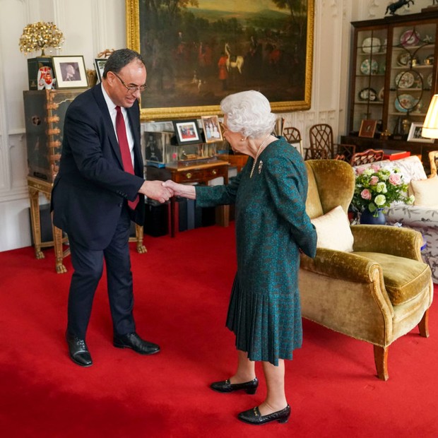 WINDSOR, UNITED KINGDOM - NOVEMBER 24:  Queen Elizabeth II receives the Governor of the Bank of England Andrew Bailey during an audience in the Oak Room at Windsor Castle on November 24, 2021 in Windsor, England.  (Photo by Steve Parsons-WPA Pool/Getty Im (Foto: Getty Images)