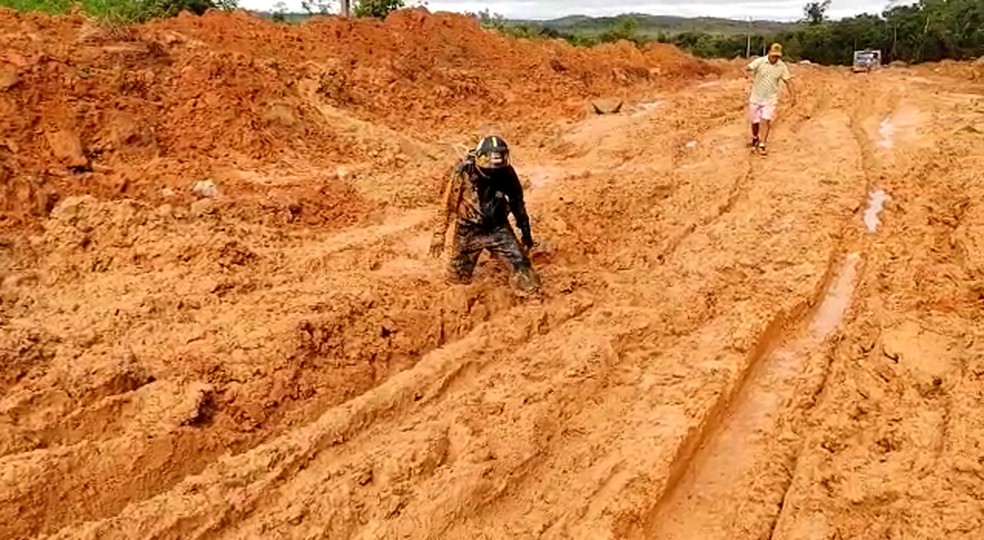 Pessoas ficam presas em atoleiro na MT-170 — Foto: Reprodução