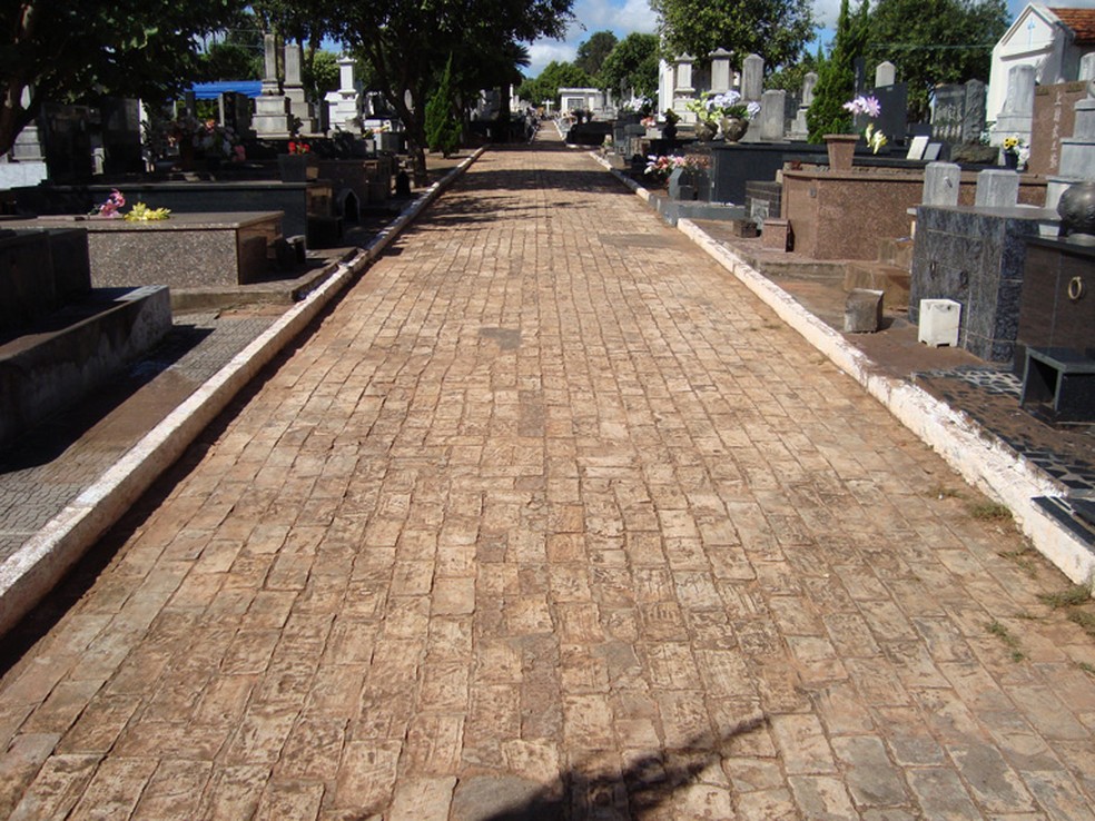 Funcionária teria cobrado o valor pelo terreno e placa no cemitério de Bastos de forma indevida  — Foto: Câmara de Bastos/ Divulgação