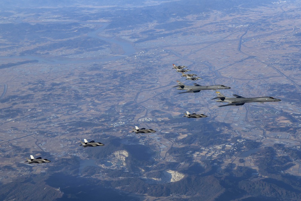 Aviões da Força Aérea dos EUA e da Coreia do Sul sobrevoam a península sul-coreana durante um exercício aéreo neste sábado, 5 de novembro de 2022. — Foto: South Korean Defense Ministry via AP