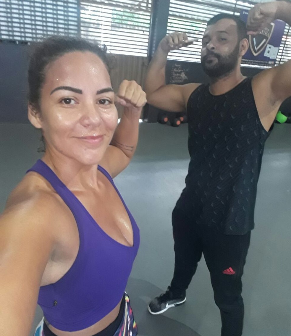 Vera com o treinador Sérgio Costa. A rotina de treinos começa cedo e a alimentação é balanceada (Foto: Arquivo pessoal)