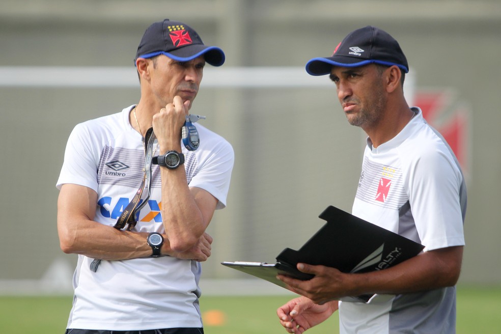 Milton Mendes com seu auxiliar Ednelson: foram 18 formações em 21 rodadas no Brasileiro (Foto: Paulo Fernandes/Vasco)