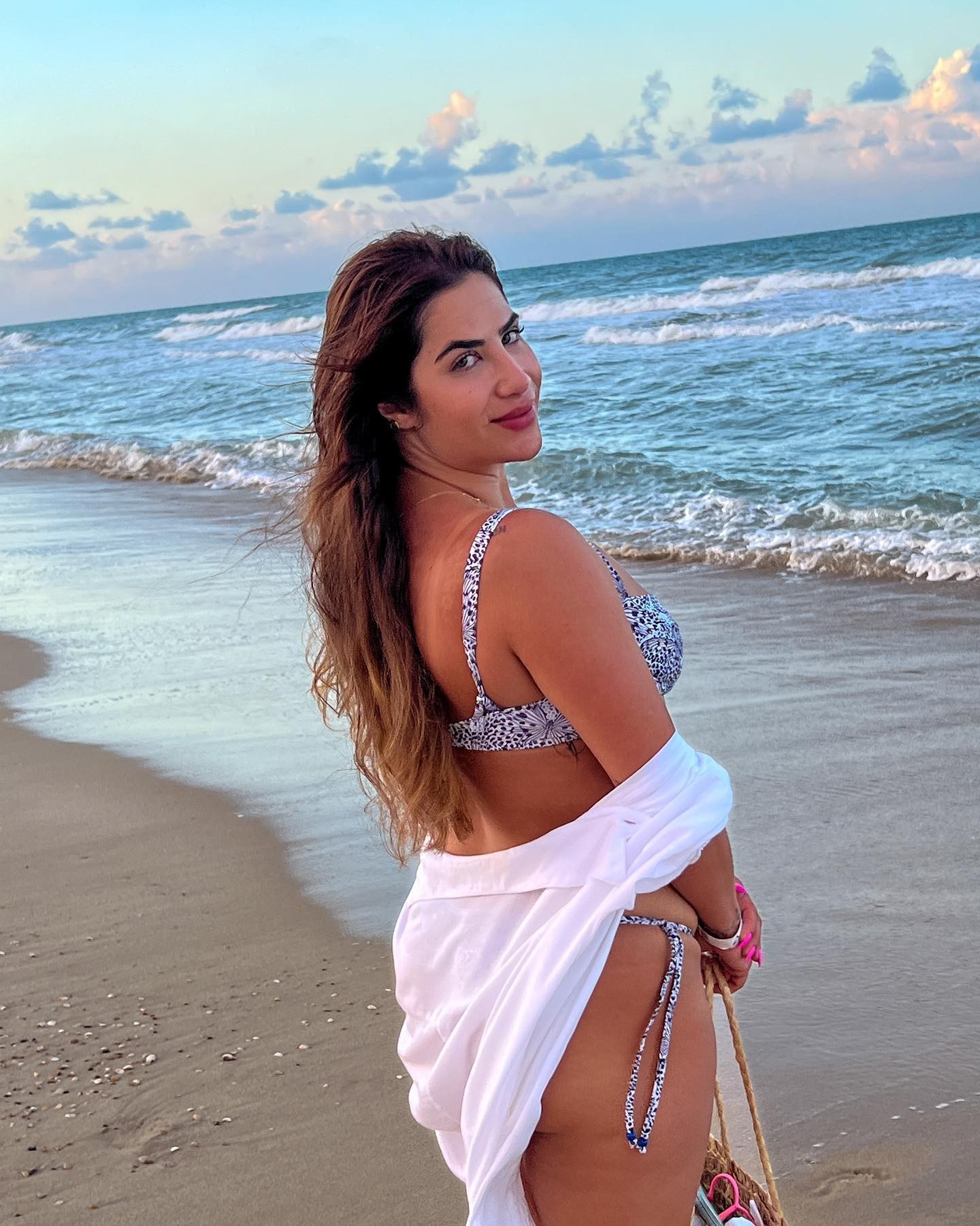 Jéssica Beatriz Costa posa de biquíni na praia (Foto: Reprodução / Instagram)