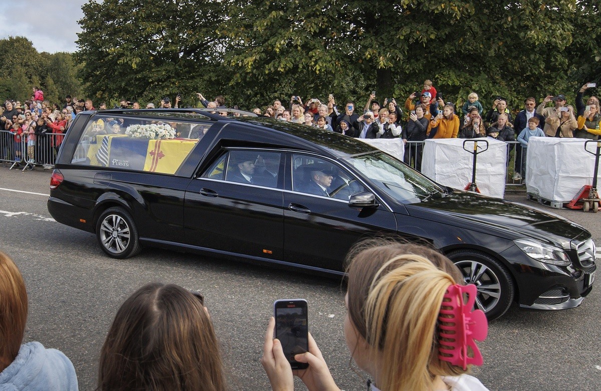 Cortejo fúnebre da rainha Elizabeth II deixa Balmoral (Foto: Getty Images)