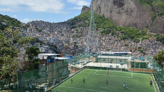 Inspirados por ídolos da seleção, jovens atletas de projetos sociais disputam a Copa da Rocinha