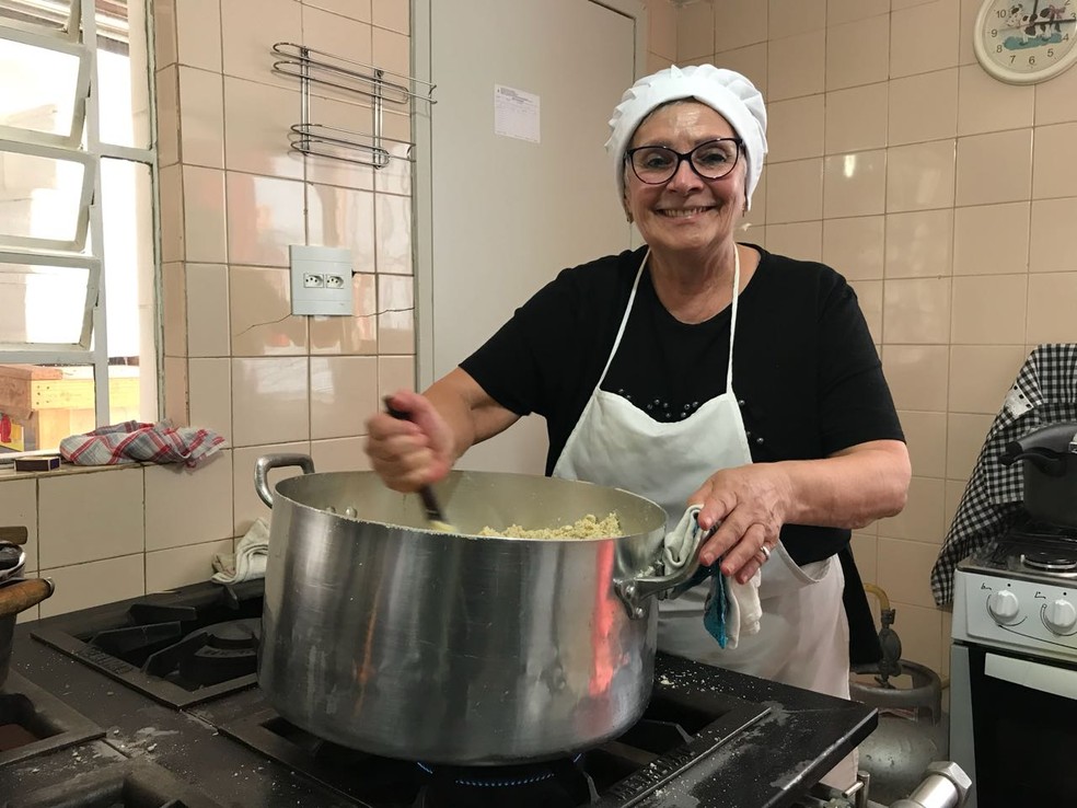 Vicky Tavares prepara farofinhas em Brasília; dinheiro da venda do produto custeia lanche de pessoas com HIV (Foto: Raquel Morais/G1)