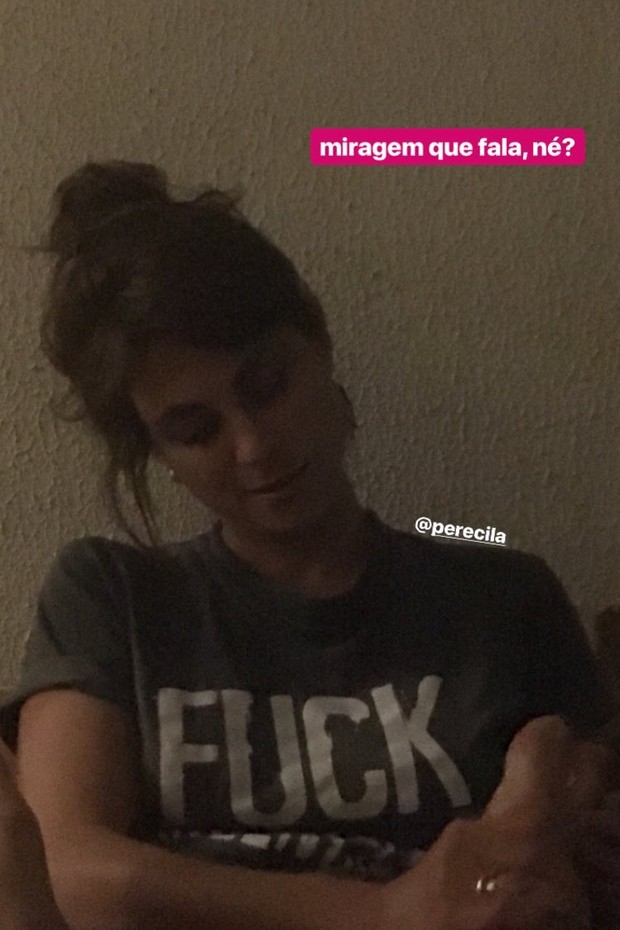 Fernanda Gentil ganha massagem no pé de Priscila Montandon (Foto: Reprodução/Instagram)