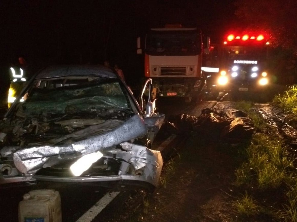 Seis pessoas morreram em acidente entre carro e caminhão em Botucatu (Foto: Jornal Acontece Botucatu/Divulgação )