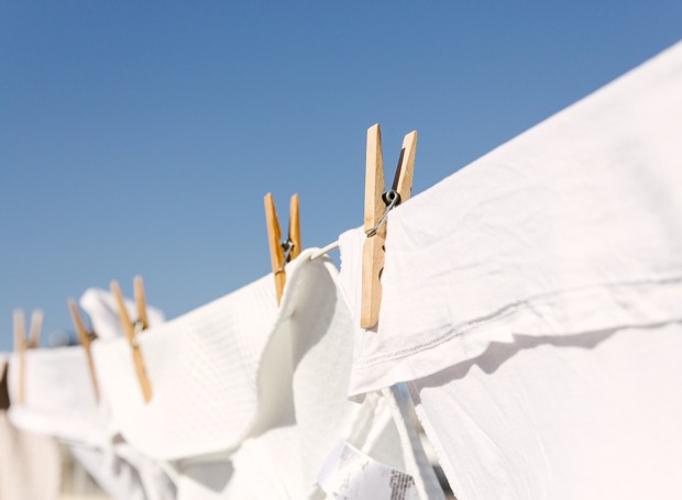 As roupas brancas dever secar ao ar livre, mas de preferência na sombra (Foto: Thinkstock)