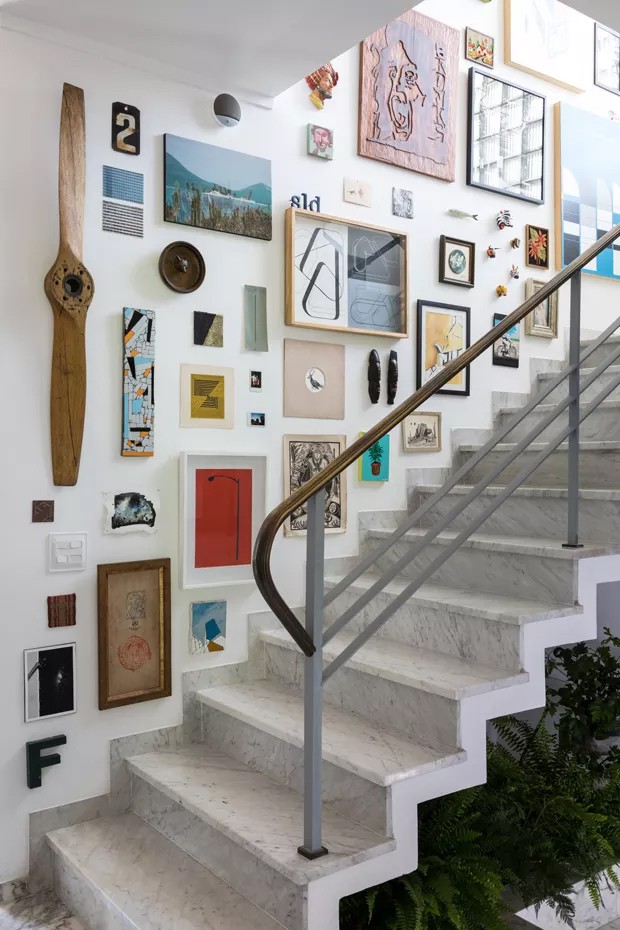 Décor do dia: gallery wall na escada (Foto: Fran Parente)