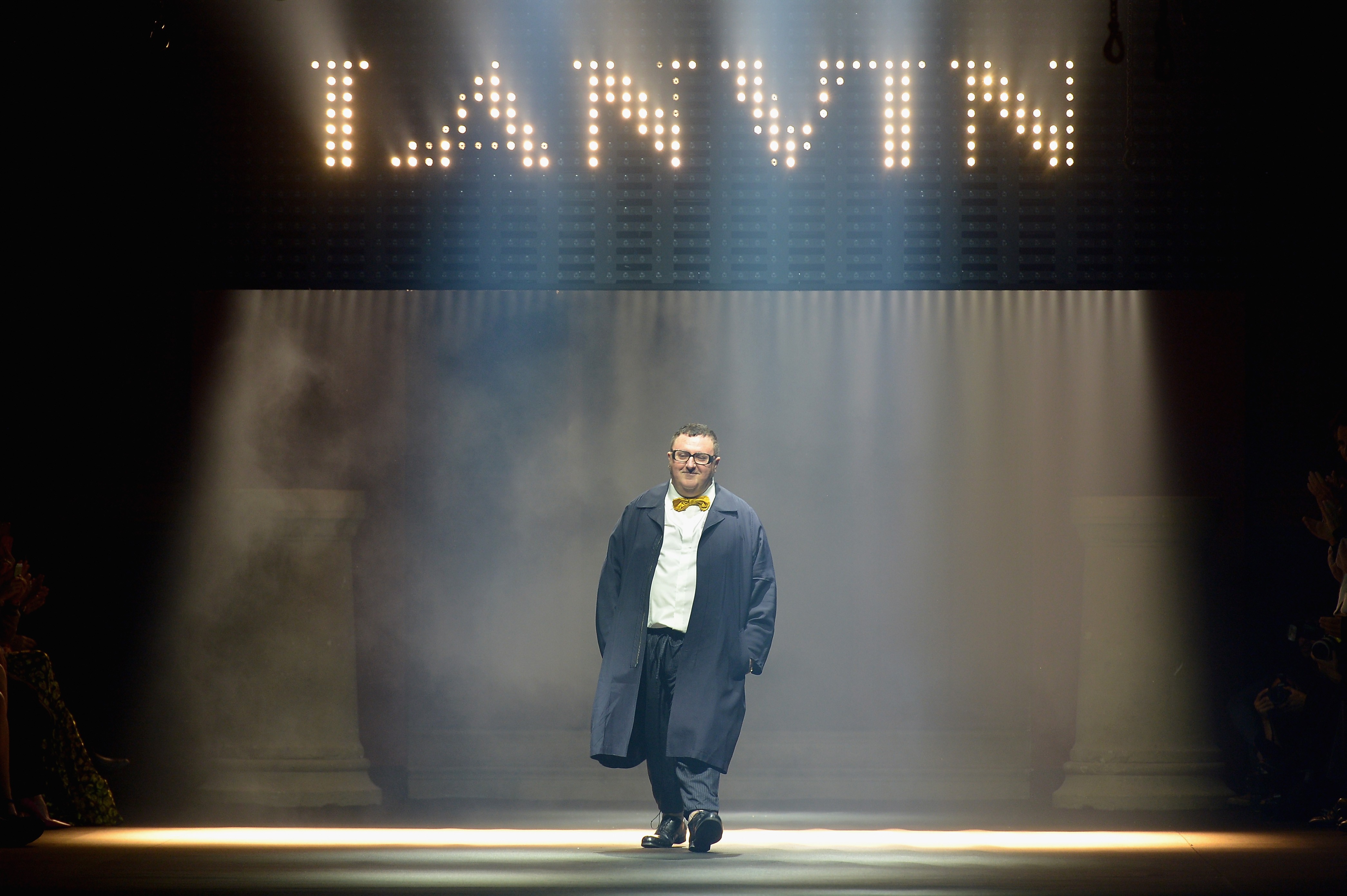 PARIS, FRANCE - OCTOBER 01: Alber Elbaz greats the crowd during the Lanvin show as part of the Paris Fashion Week Womenswear Spring/Summer 2016 on October 1, 2015 in Paris, France.  (Photo by Dominique Charriau/WireImage) (Foto: WireImage)